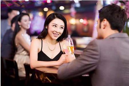 相亲聊天过程中,如果想要获得对方的好感,就带她去搜索城市美食